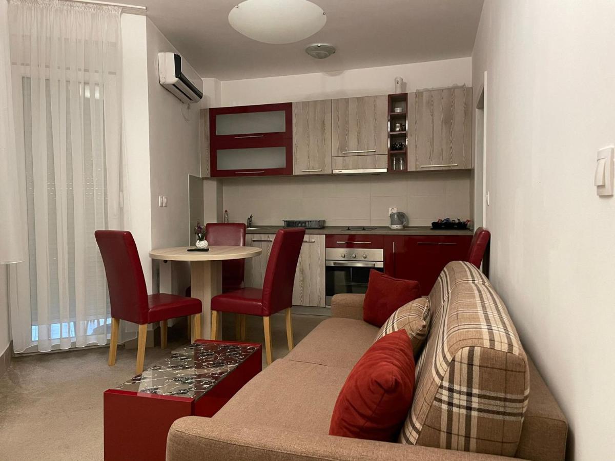 Holiday Wing Apartment 2 Ягодина Экстерьер фото