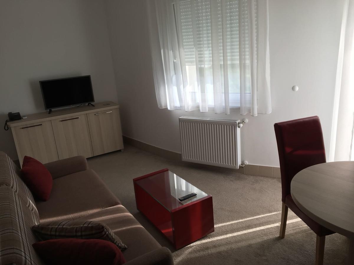 Holiday Wing Apartment 2 Ягодина Экстерьер фото